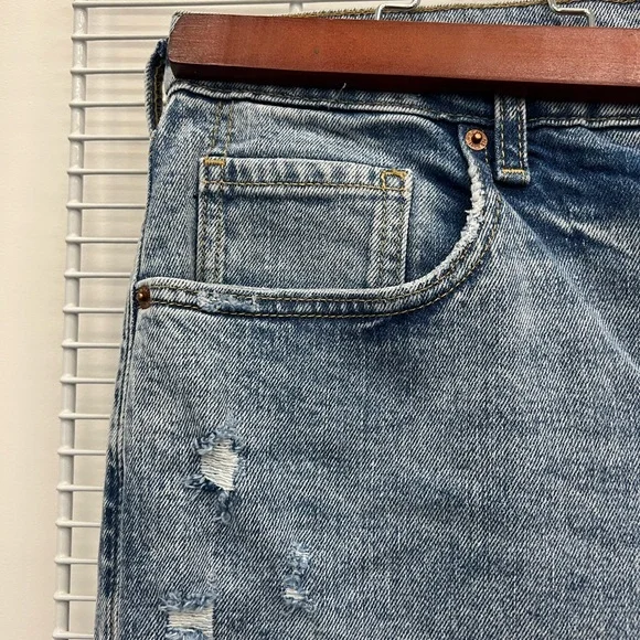 Lightwash Distressed Jeans - Picture 2 of 8